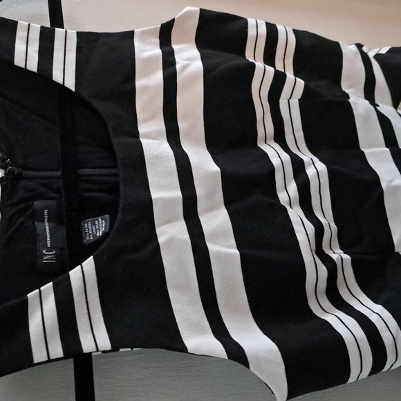 INC Black and White Pendlum Top szM - Picture 2 of 3